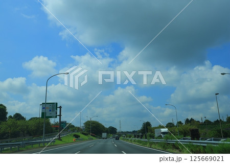 高速道路を走る車 125669021