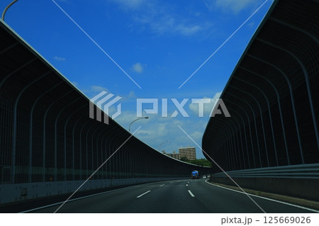 高速道路を走る車 高速道路を走る車 125669026