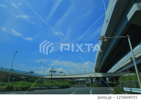 高速道路を走る車 125669035