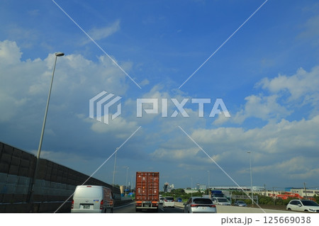 高速道路を走る車 高速道路を走る車 125669038
