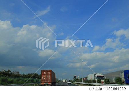 高速道路を走る車 高速道路を走る車 125669039