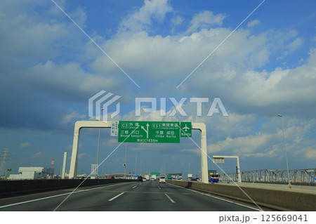 高速道路を走る車 高速道路を走る車 125669041