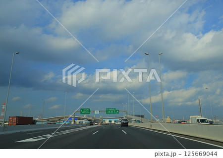 高速道路を走る車 125669044