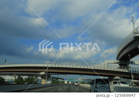 高速道路を走る車 125669047