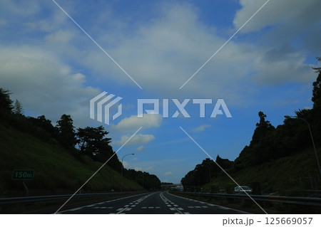 高速道路を走る車 125669057