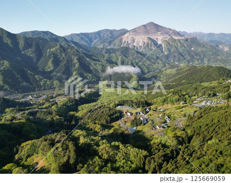 武甲山と新緑 125669059
