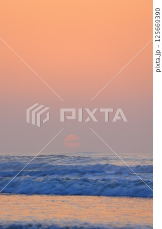房総の海と日の出 125669390