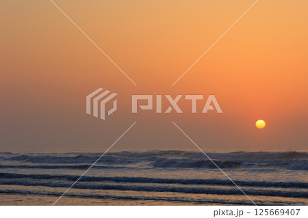 房総の海と日の出 125669407