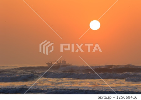 房総の海と日の出 125669416