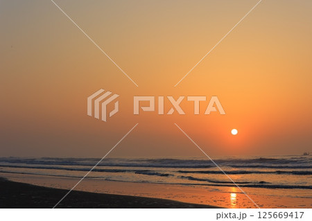 房総の海と日の出 125669417