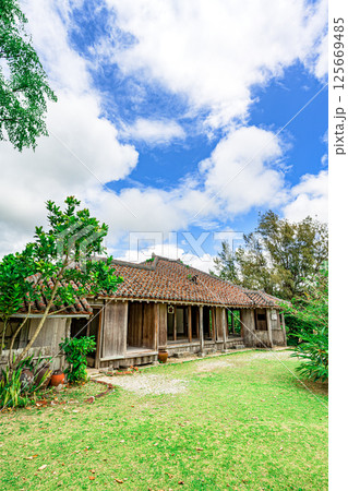 のどかな自然に溶け込む赤瓦の平屋建築 石垣島 のどかな自然に溶け込む赤瓦の平屋建築 石垣島 125669485