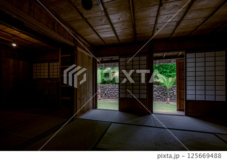障子越しに庭を望む石垣島の古民家の静かな一室 障子越しに庭を望む石垣島の古民家の静かな一室 125669488