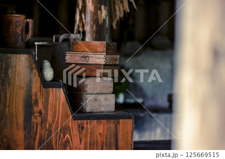 石垣島の古民家に積まれた木箱のある風景 125669515