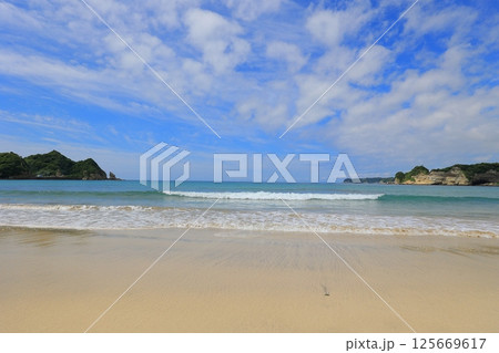 美しい砂浜と青い海 美しい砂浜と青い海 125669617