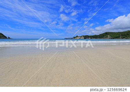 美しい砂浜と青い海 美しい砂浜と青い海 125669624