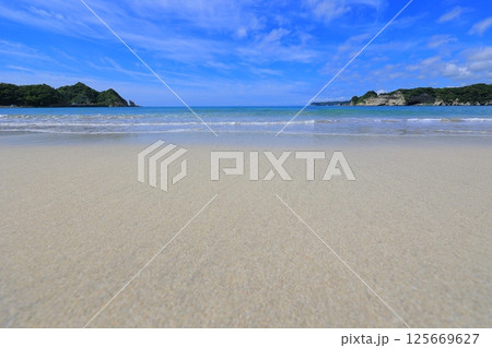 美しい砂浜と青い海 美しい砂浜と青い海 125669627