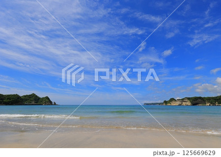 美しい砂浜と青い海 125669629
