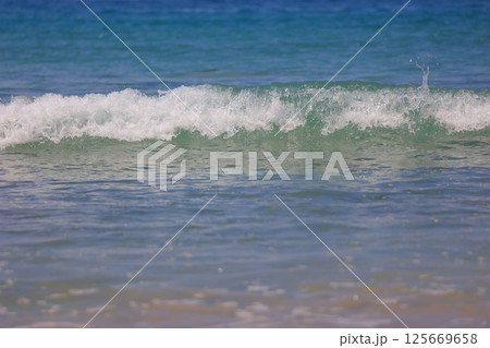 美しい砂浜と青い海 125669658