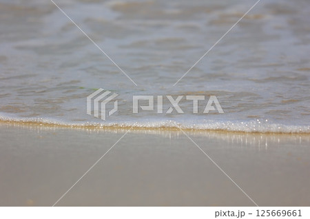 美しい砂浜と青い海 125669661