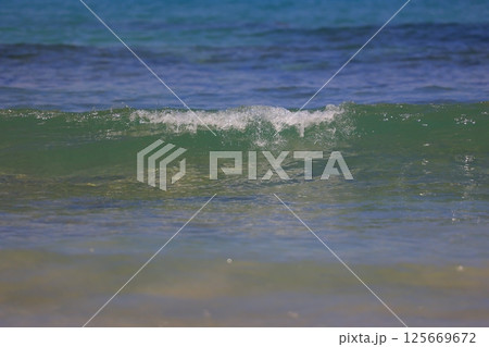 美しい砂浜と青い海 125669672