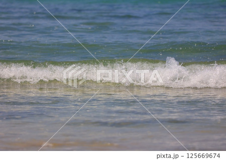 美しい砂浜と青い海 125669674