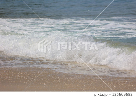 美しい砂浜と青い海 125669682