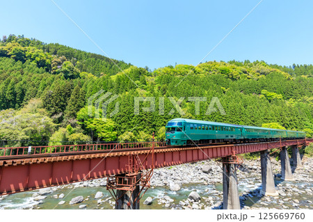 ゆふいんの森号と初夏の景色　大分県玖珠郡 125669760