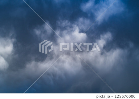 空を覆う雨雲の背景　高彩度コントラスト 125670000