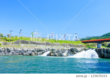 初夏の三日月の滝　大分県玖珠郡 125670101