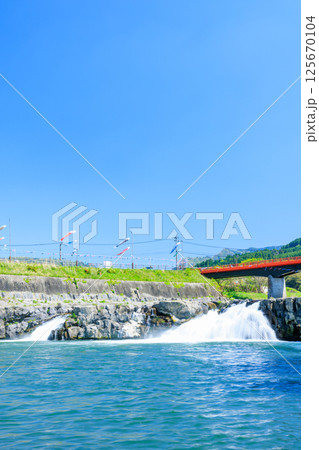 初夏の三日月の滝　大分県玖珠郡 125670104