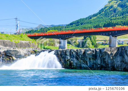 初夏の三日月の滝　大分県玖珠郡 125670106