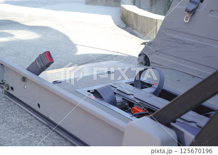 車椅子リフターのついた福祉車両 125670196