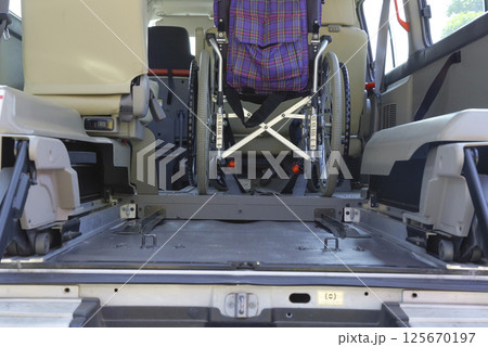 車椅子リフターのついた福祉車両 125670197