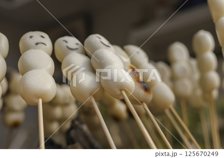 六義園　炭火焼だんご 　三福団子　串団子　顔付き 125670249