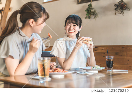 カフェ・レストラン・飲食店でランチをしながらおしゃべりする若いアジア人女性 125670259