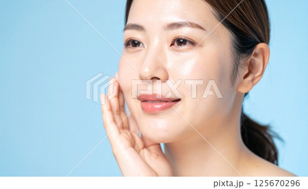 美容イメージ・顔を触る日本人女性 125670296