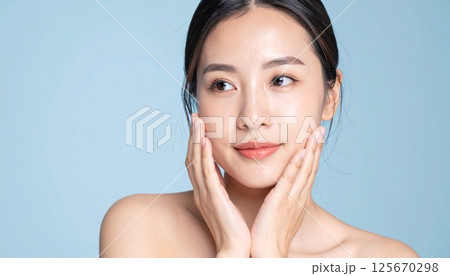 美容イメージ・顔を触る日本人女性 125670298