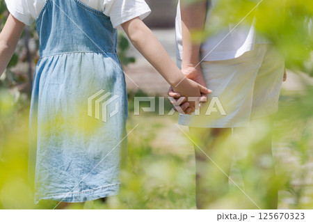 公園で手を繋ぐ姉妹 125670323