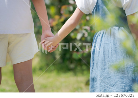 公園で手を繋ぐ姉妹 125670325