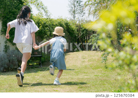 公園で走る子供たち 公園で走る子供たち 125670384