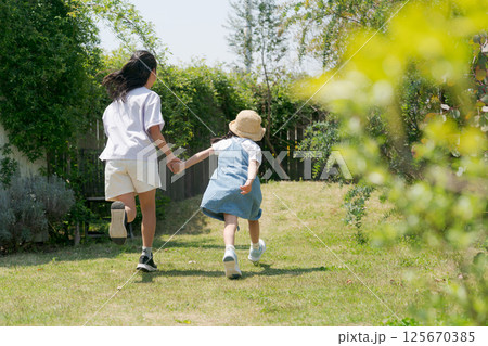公園で走る子供たち 125670385