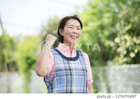 ベテラン介護士や保育士のイメージ笑顔で見上げる カメラ目線 ベテラン介護士や保育士のイメージ笑顔で見上げる カメラ目線 125670497