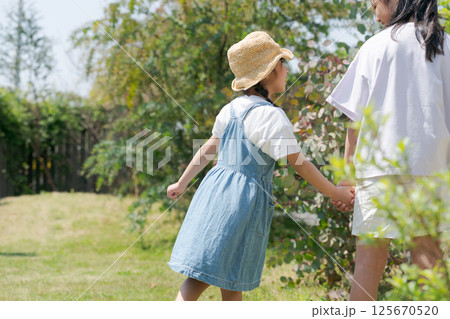 公園で手を繋ぐ姉妹 125670520
