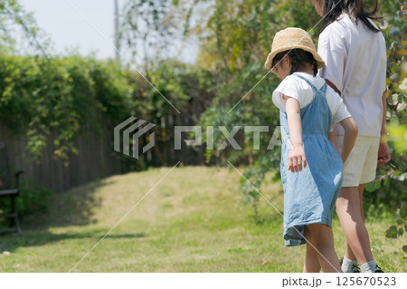 公園で手を繋ぐ姉妹 125670523