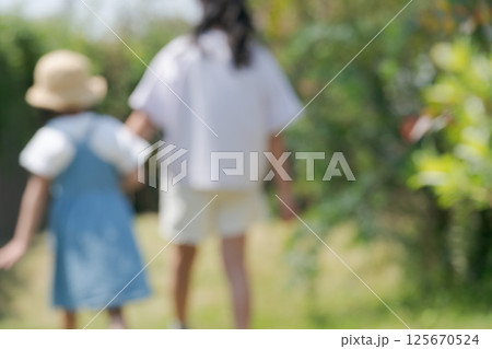 公園で手を繋ぐ姉妹 公園で手を繋ぐ姉妹 125670524