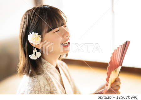 暑がる浴衣の若い女性 暑がる浴衣の若い女性 125670940