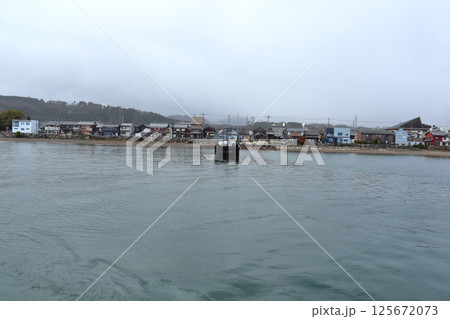 今津港を出港する竹生島行き観光船（今津港） 125672073