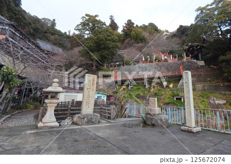 琵琶湖 竹生島上陸直後、入口の風景 琵琶湖 竹生島上陸直後、入口の風景 125672074
