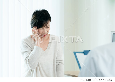 問診を受ける女性 125672083