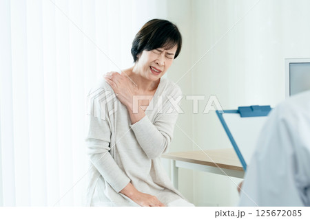 問診を受ける女性 125672085